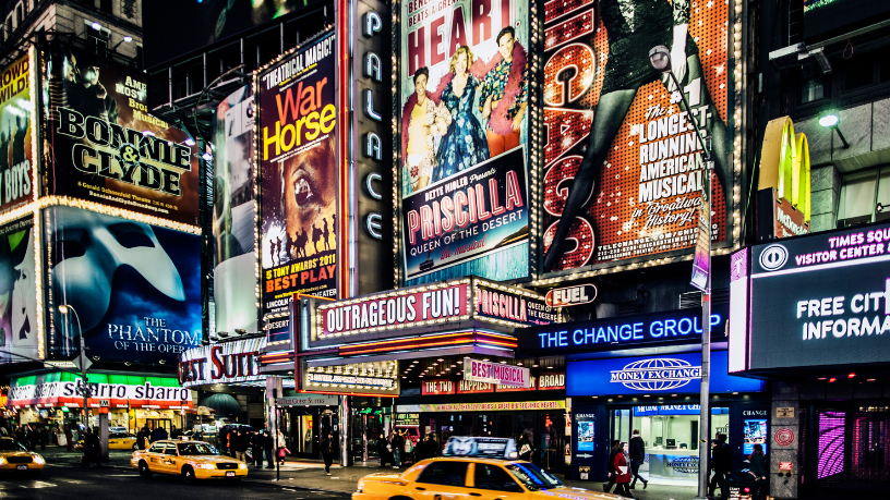 O brilho da Broadway em Nova York ganha vida na visão de Leonardo Rocha de Almeida Abreu.