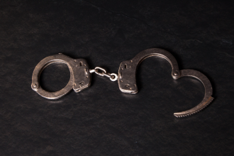 Homem é preso após invadir casa e estuprar amiga da ex-companheira em Rio Grande (RS): violência que expõe falhas na prevenção