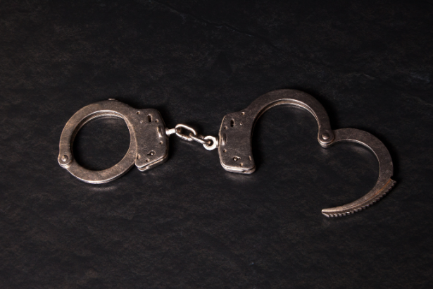 Homem é preso após invadir casa e estuprar amiga da ex-companheira em Rio Grande (RS): violência que expõe falhas na prevenção