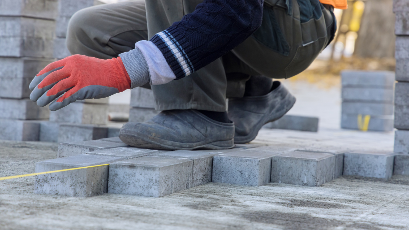 Entenda com Valderci Malagosini Machado como funciona a drenagem dos pavimentos intertravados e por que ela é essencial para uma pavimentação inteligente.