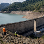 Barragem Arroio São Luiz, em São Marcos, com equipes técnicas realizando monitoramento da estrutura