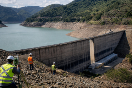 Barragem Arroio São Luiz, em São Marcos, com equipes técnicas realizando monitoramento da estrutura